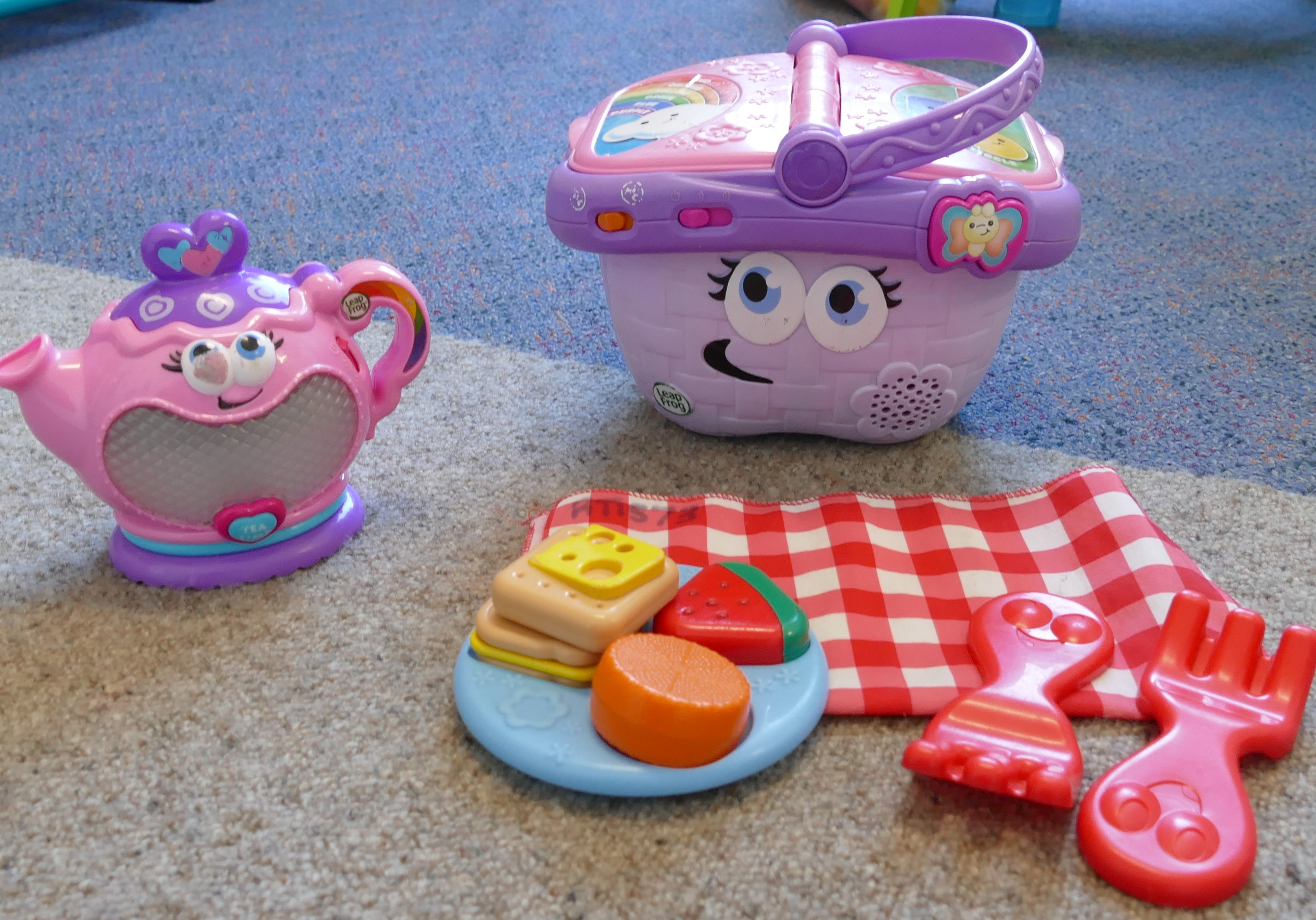 Leap Frog Shapes and Share Picnic Basket